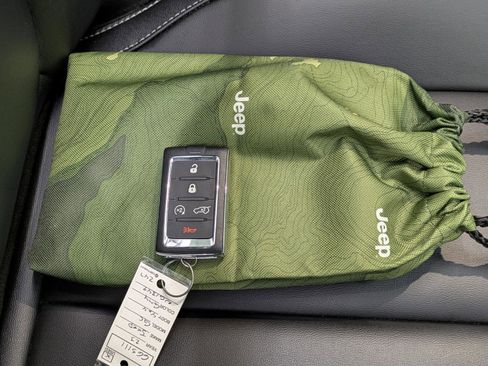 Used 2023 Jeep Grand Cherokee 4x4 image 16