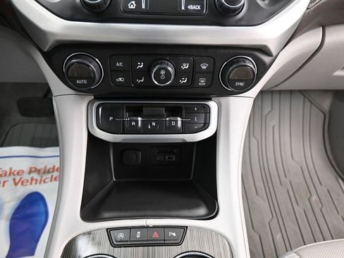 Used 2022 GMC Acadia SLT w/ Technology Package image 8