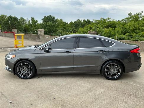 Used 2017 Ford Fusion SE w/ Fusion SE Technology Package FWD image 3