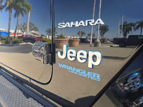 Used 2022 Jeep Wrangler Unlimited Sahara AWD/4WD image 13