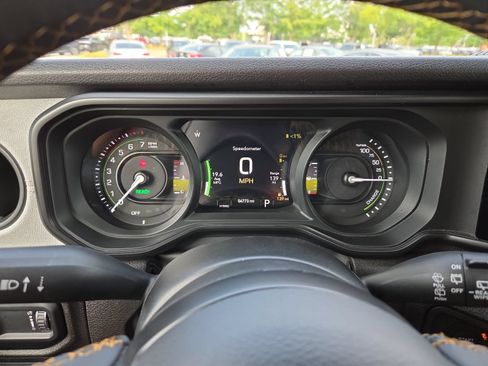 Used 2024 Jeep Wrangler Unlimited AWD/4WD image 23