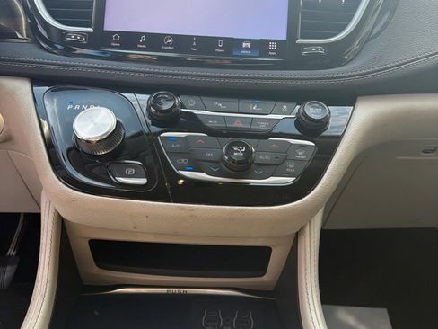 Used 2023 Chrysler Pacifica Limited FWD image 13