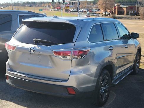Used 2016 Toyota Highlander XLE image 3