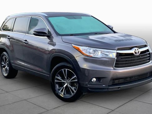 Used 2016 Toyota Highlander XLE FWD image 3