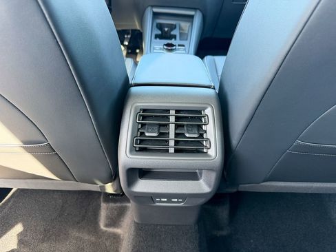 New 2026 Volkswagen Tiguan SE FWD image 24