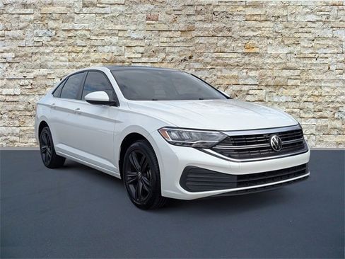 Used 2022 Volkswagen Jetta SE image 2