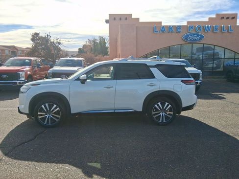 Used 2023 Nissan Pathfinder Platinum image 2