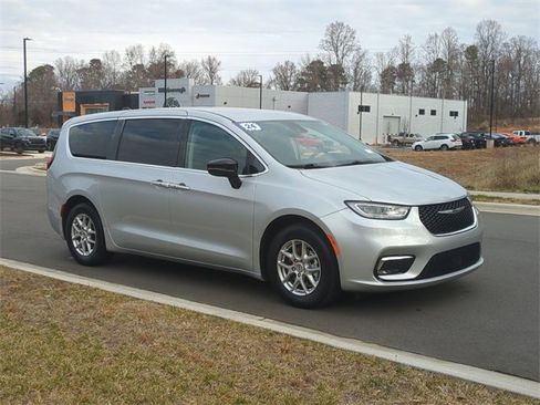 Used 2024 Chrysler Pacifica Touring-L image 15