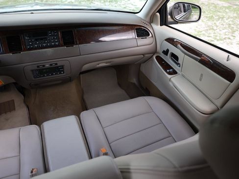 Used 2001 Lincoln Town Car Signature RWD image 22