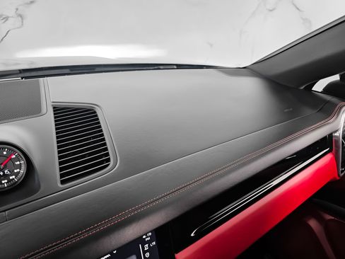 Used 2022 Porsche Cayenne Coupe image 30