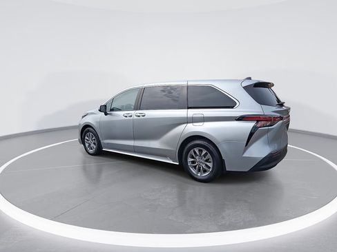 Used 2021 Toyota Sienna XLE FWD image 7