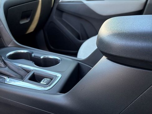 Used 2023 Chevrolet Equinox LT image 2