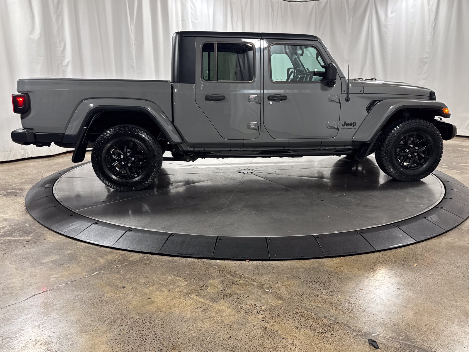 Used 2022 Jeep Gladiator Sport AWD/4WD image 9