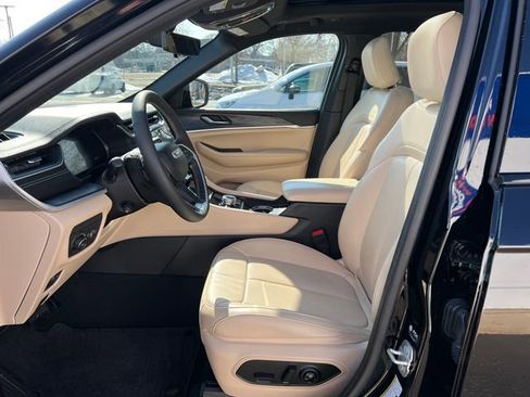 Used 2025 Jeep Grand Cherokee Limited w/ Luxury Tech Group II image 4