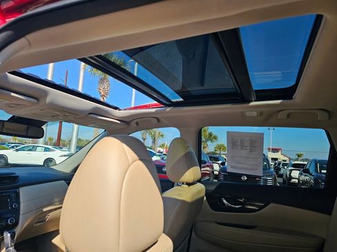 Used 2018 Nissan Rogue SL w/ Premium Package image 12