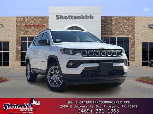 Used 2022 Jeep Compass Latitude image 1