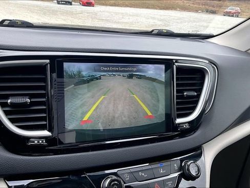 Used 2024 Chrysler Pacifica Touring-L image 21