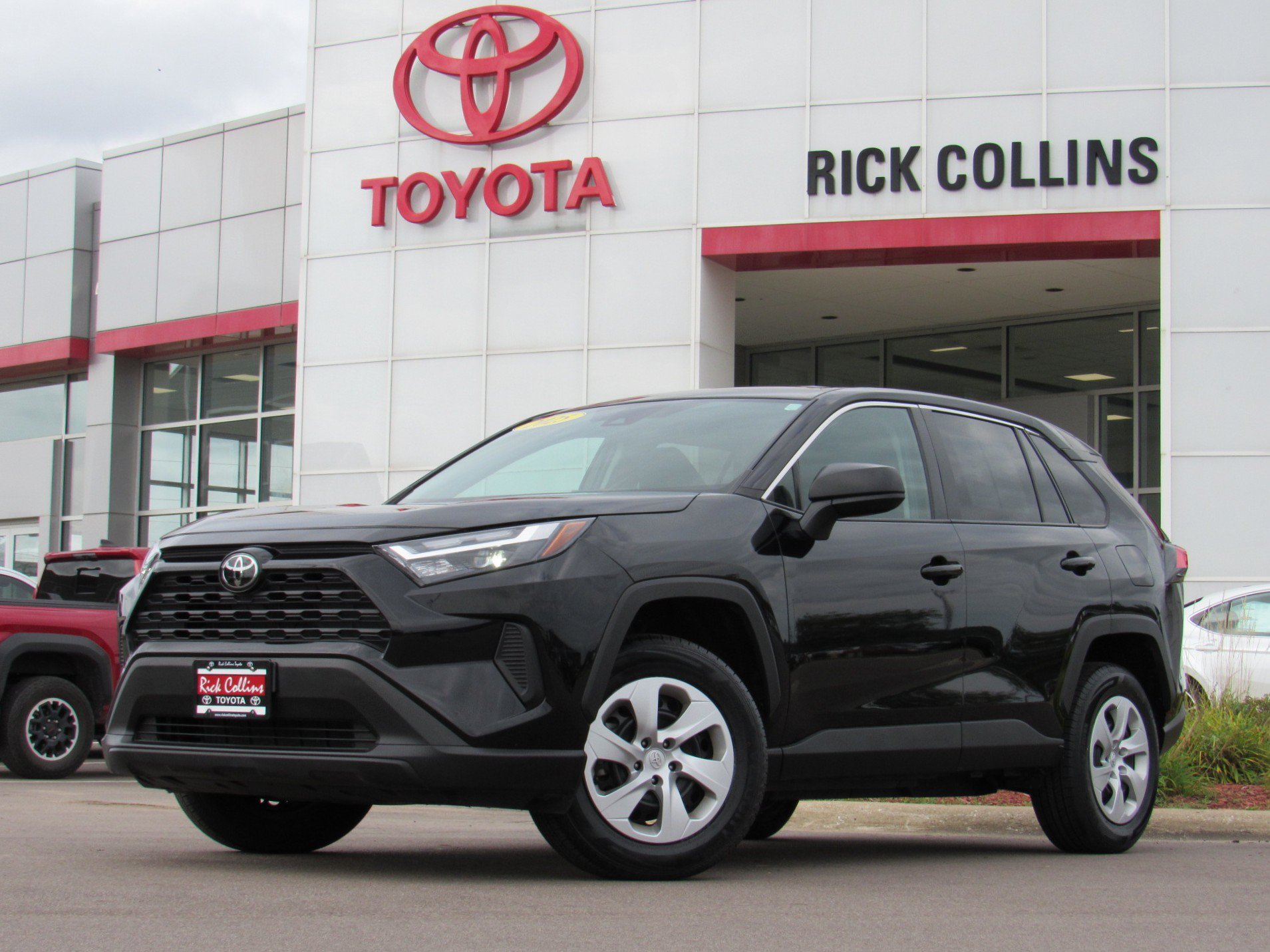 Used 2025 Toyota RAV4 LE AWD/4WD image 1