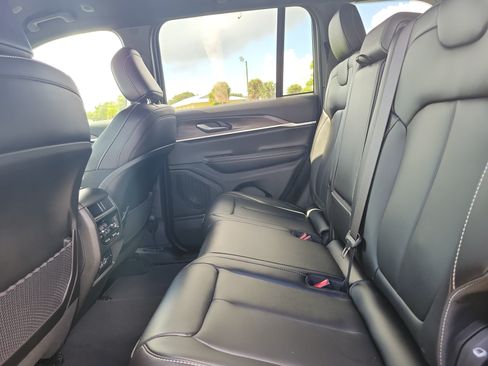 Used 2025 Jeep Grand Cherokee Limited RWD image 9