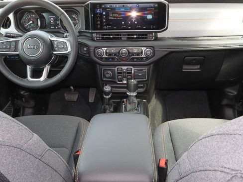 Used 2025 Jeep Wrangler Unlimited Sahara AWD/4WD image 9