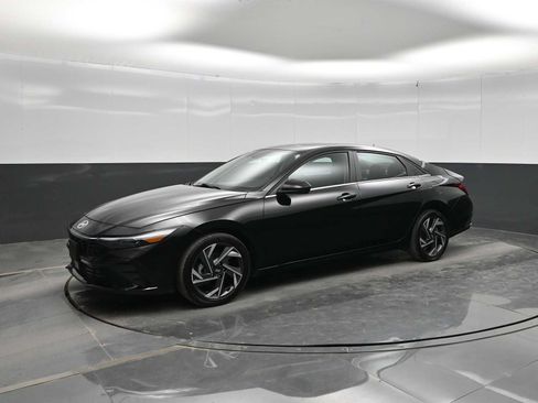 Used 2025 Hyundai Elantra SEL w/ Cargo Package FWD image 4