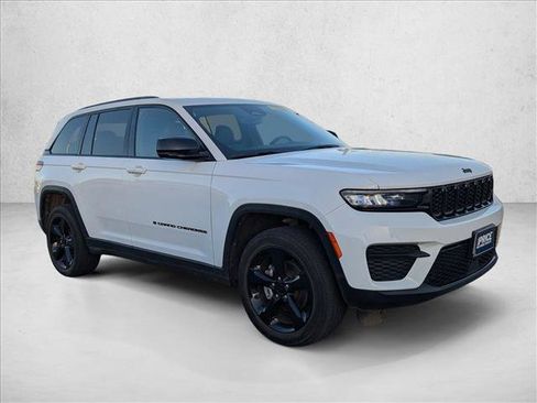 Used 2023 Jeep Grand Cherokee Altitude image 3