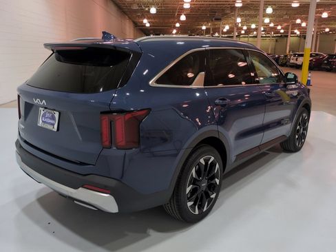 Used 2024 Kia Sorento EX w/ Panoramic Sunroof Package FWD image 3