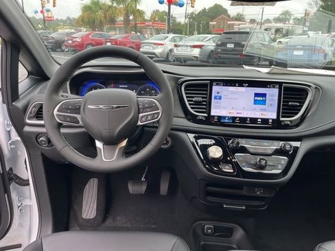 New 2026 Chrysler Pacifica Select image 15