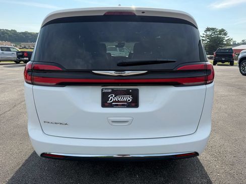 Used 2022 Chrysler Pacifica Touring-L FWD image 6