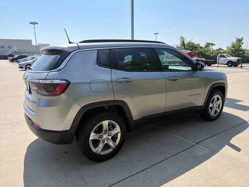 Used 2024 Jeep Compass Latitude AWD/4WD image 9