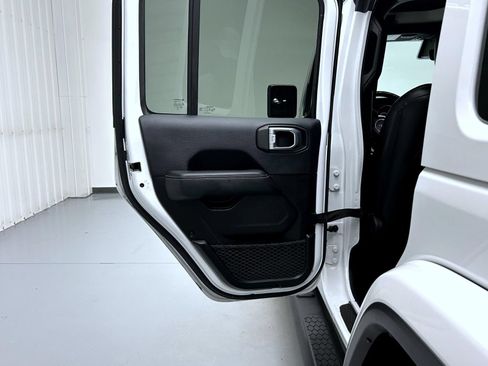 Used 2019 Jeep Wrangler Unlimited Sahara AWD/4WD image 20
