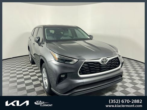 Used 2023 Toyota Highlander LE image 1