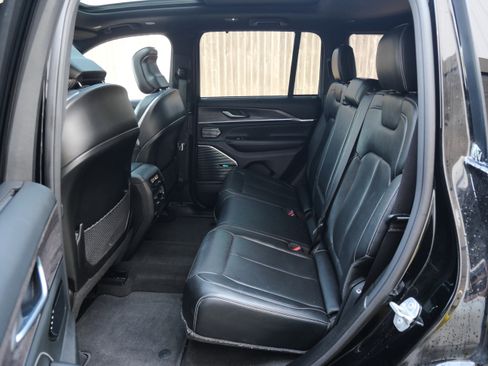 Used 2022 Jeep Grand Cherokee Overland w/ Luxury Tech Group IV image 9