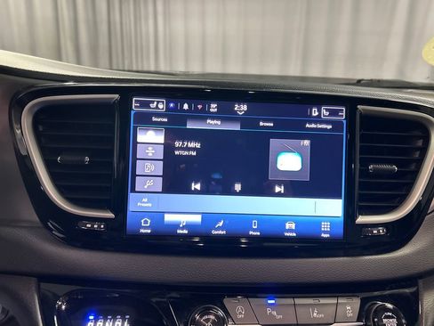 Used 2025 Chrysler Pacifica Select image 17