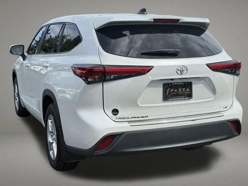 Used 2023 Toyota Highlander LE FWD image 3