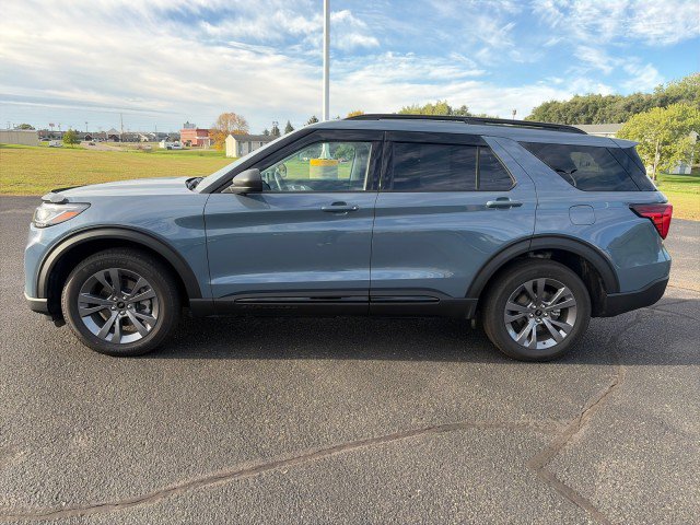 Used 2026 Ford Explorer Active AWD/4WD image 2