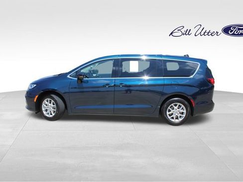 Used 2024 Chrysler Pacifica Touring-L FWD image 8