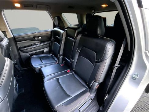 Used 2023 Nissan Pathfinder SL w/ Black Appearance Package AWD/4WD image 19