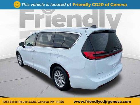 Used 2024 Chrysler Pacifica Touring-L image 7