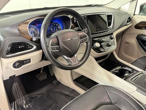 Used 2022 Chrysler Pacifica Limited FWD image 4