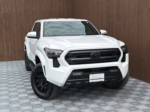 Used 2025 Toyota Tacoma SR5 AWD/4WD image 10