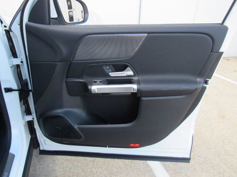 Used 2022 Mercedes-Benz EQB 300 4MATIC w/ Exclusive Package image 19