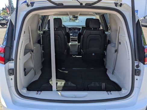 Used 2023 Chrysler Pacifica Touring-L FWD image 32