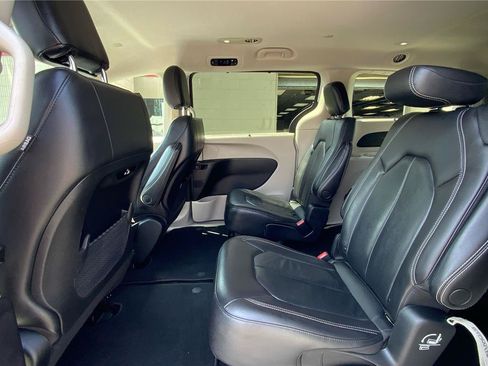 Used 2022 Chrysler Pacifica Touring-L FWD image 11
