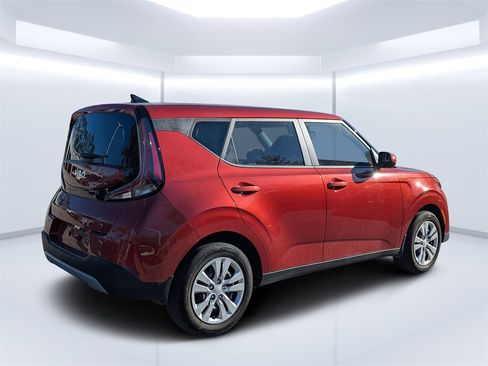 Used 2023 Kia Soul LX image 3