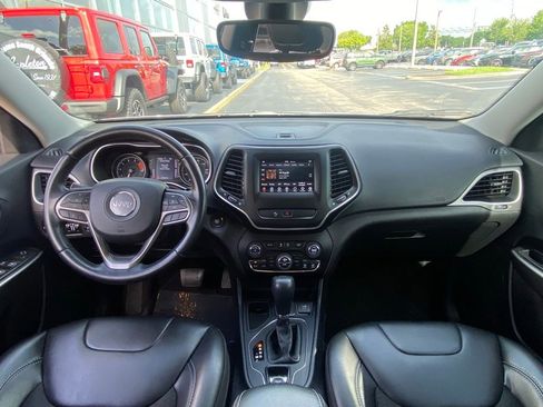 Used 2020 Jeep Cherokee Latitude Plus w/ Comfort/Convenience Group FWD image 17
