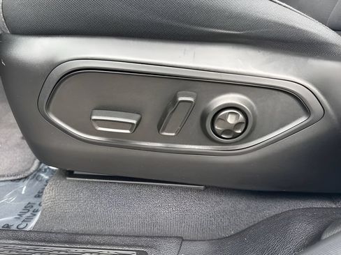 Used 2025 Jeep Grand Cherokee Laredo X RWD image 10