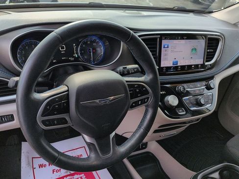 Used 2021 Chrysler Pacifica Touring w/ Cold Weather Group image 9