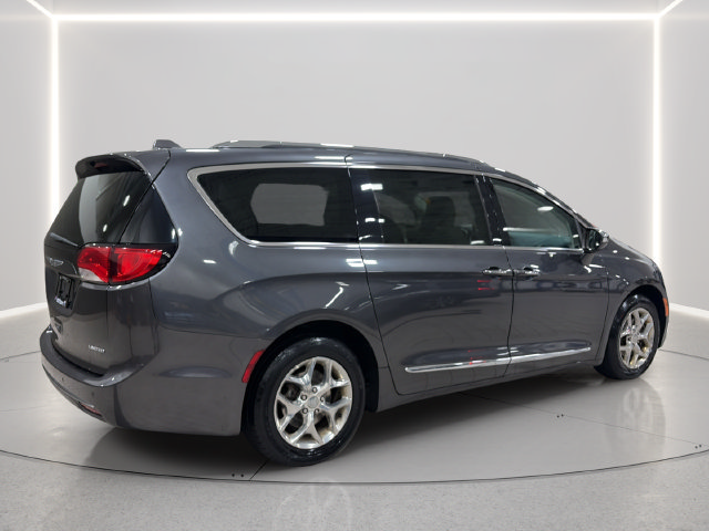 Used 2017 Chrysler Pacifica Limited w/ UConnect Theater Package FWD image 5