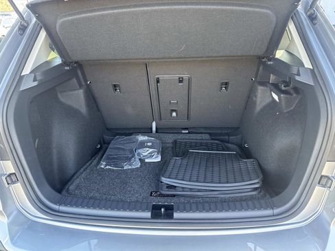 Certified 2025 Volkswagen Taos SE w/ Panoramic Sunroof Package FWD image 5